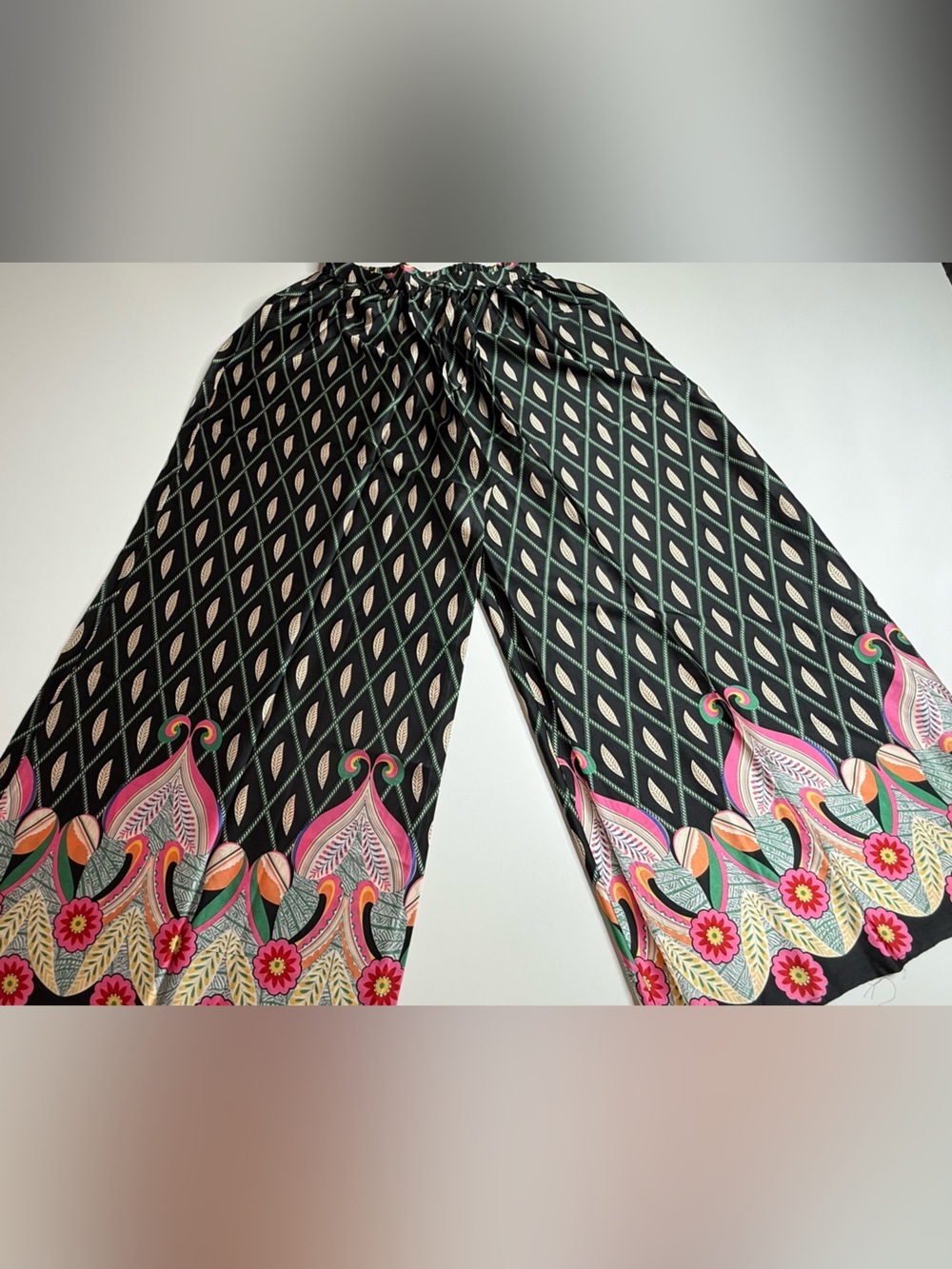 NWT Santorini Two Piece Set with Pink & Green Leaf Motif